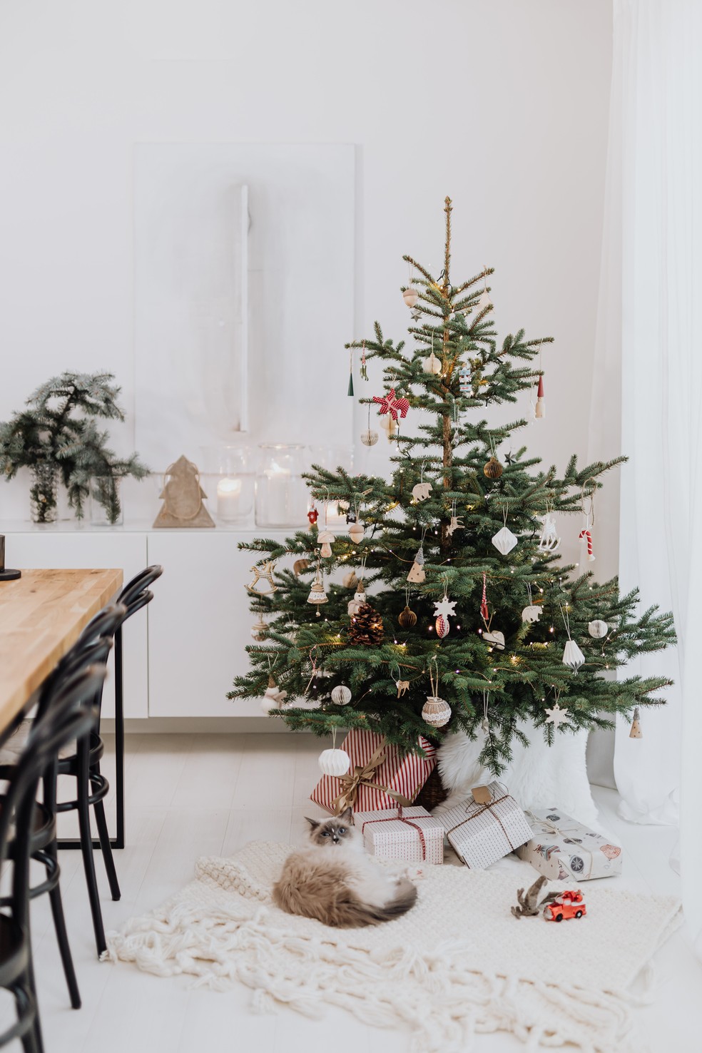 Os modelos menores de árvore de Natal possuem um charme único — Foto: Karolina Grabowska/Pexels