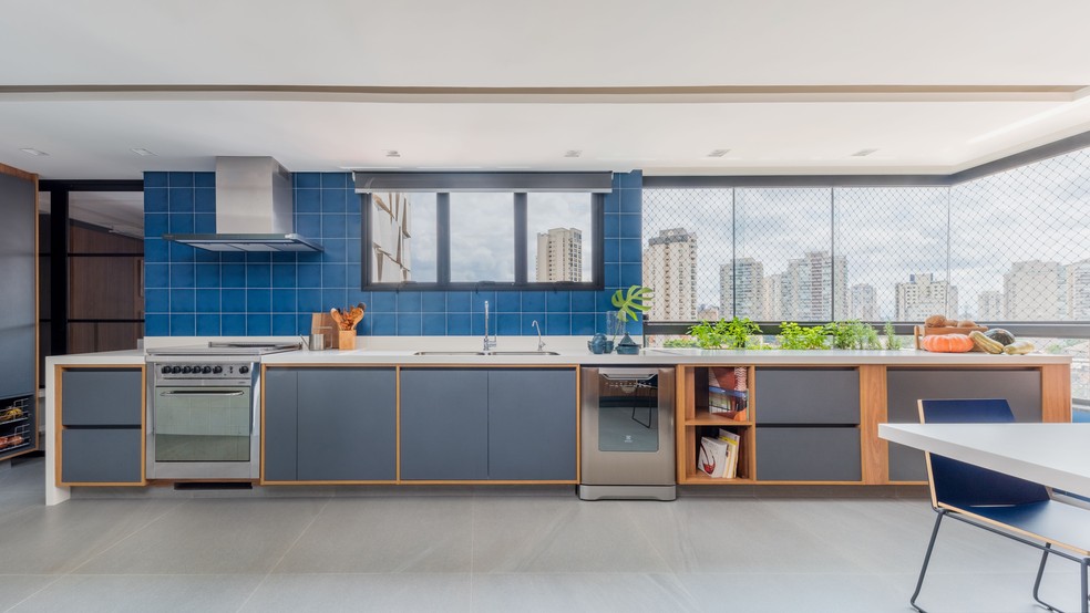 Reforma integra cozinha e varanda de apartamento de 187 m² — Foto: Guilherme Pucci