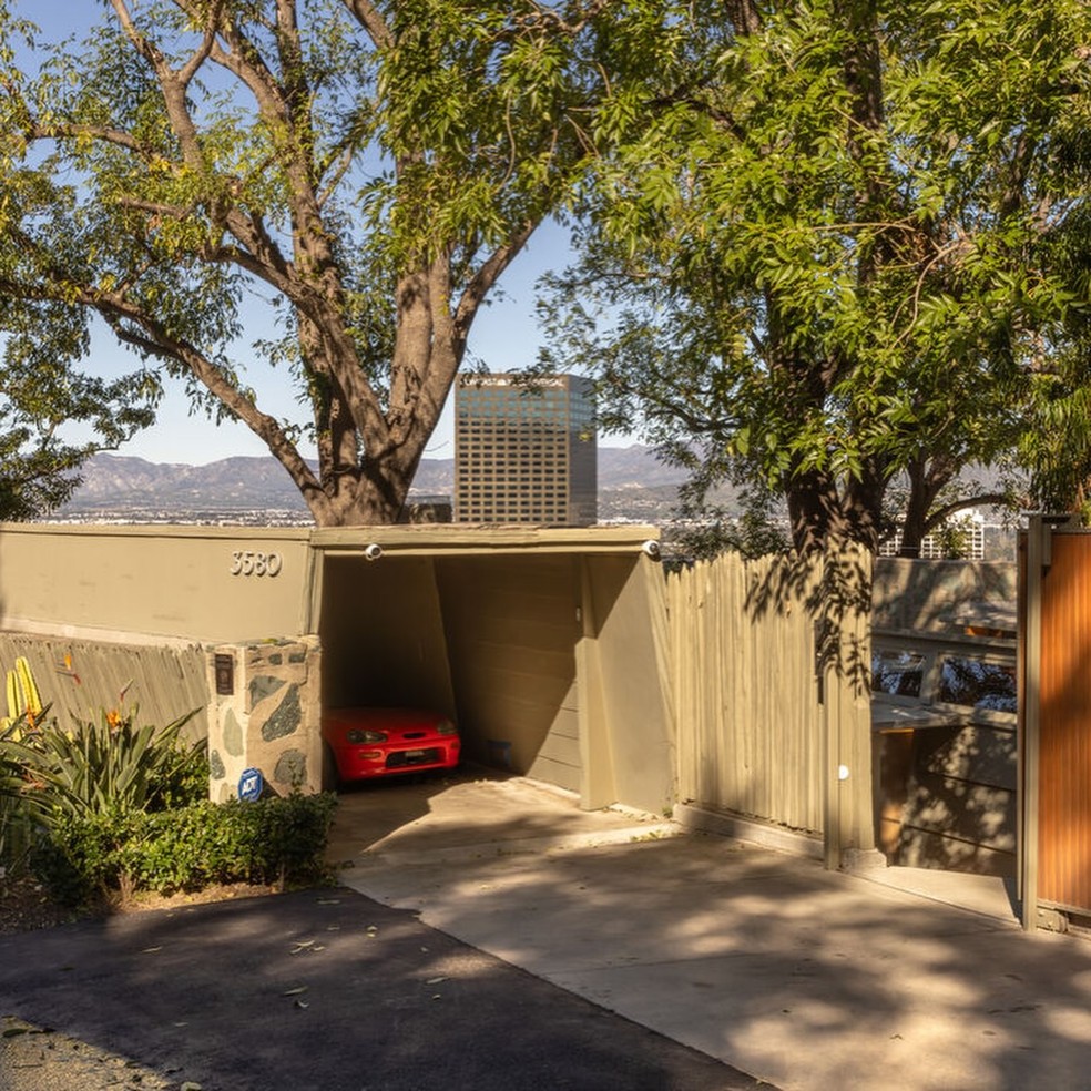 À venda por R$ 35 milhões, casa com design angular é chamada de 'escultura arquitetônica' — Foto: Carol Wood Real Estate/Divulgaçáo