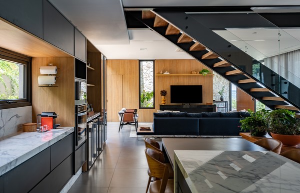 Décor do dia: área social com esquadrias e painéis de madeira