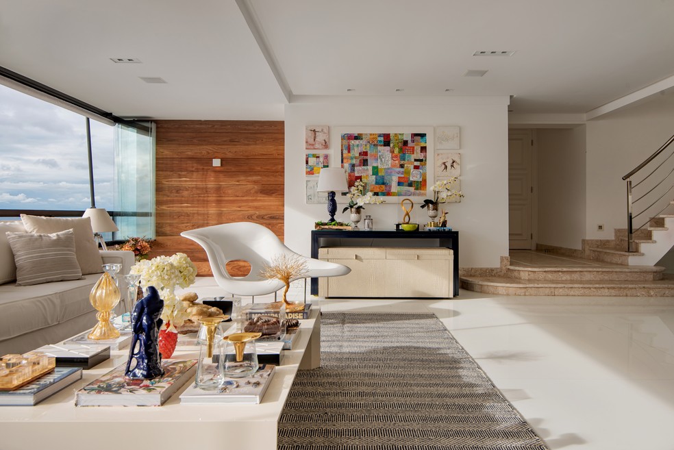 Décor do dia: living com decoração acolhedora e vista para a baía de ...