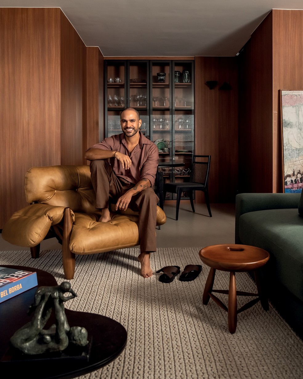 Hugo Ribeiro no apartamento Saint Remy — Foto: Wesley Diego Emes