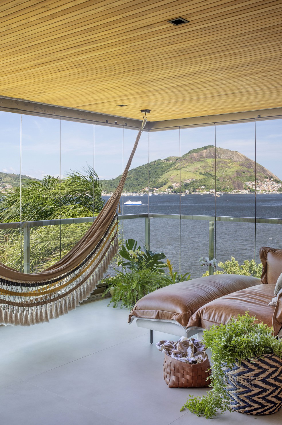 Espaço de relaxamento criado na varanda integrada à sala em apartamento — Foto: Juliano Colodeti/MCA Estúdio