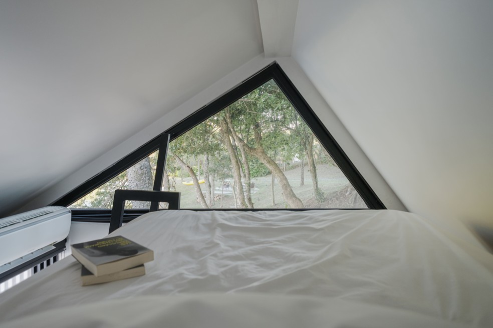 A cama fica no mezanino da cabana e tem vista para a copa das árvores  — Foto: Ezequiele Panizzi