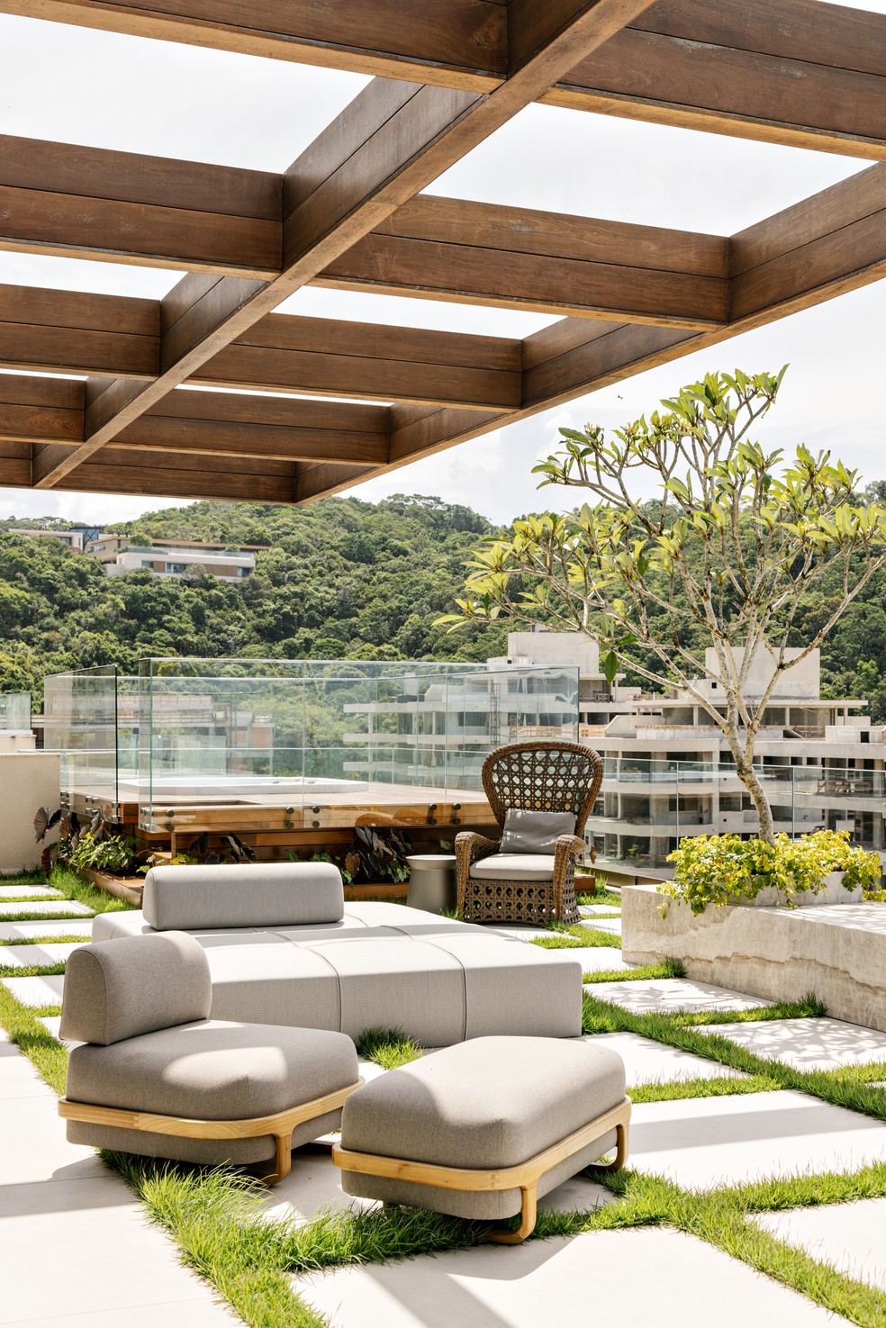 Dúplex de 890 m² exibe décor elegante e área gourmet com vista para o mar