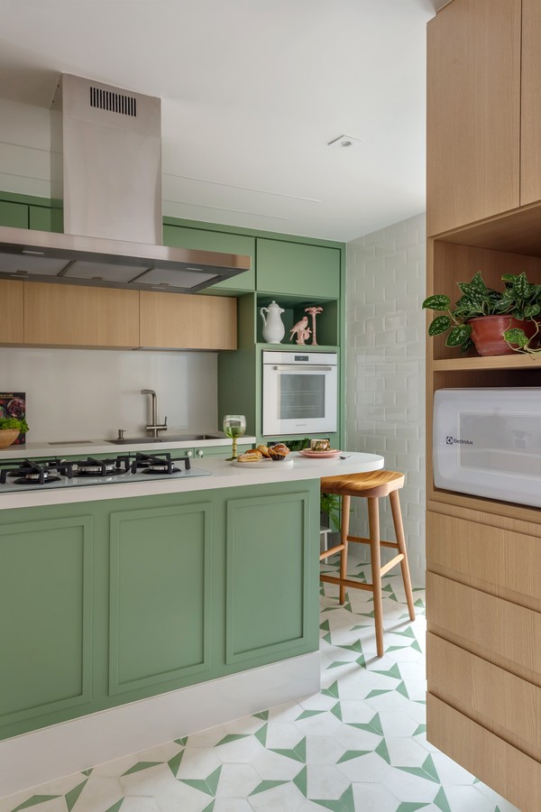 Décor do dia: cozinha com península e armário verde menta