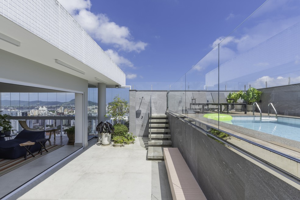 No topo do edifício, a piscina foi toda reformulada para servir os moradores com mais conforto — Foto: Guilherme Pucci