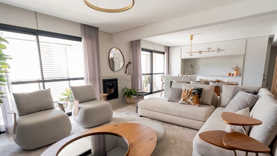 Tons claros e brises de madeira definem décor de apartamento de 180 m²