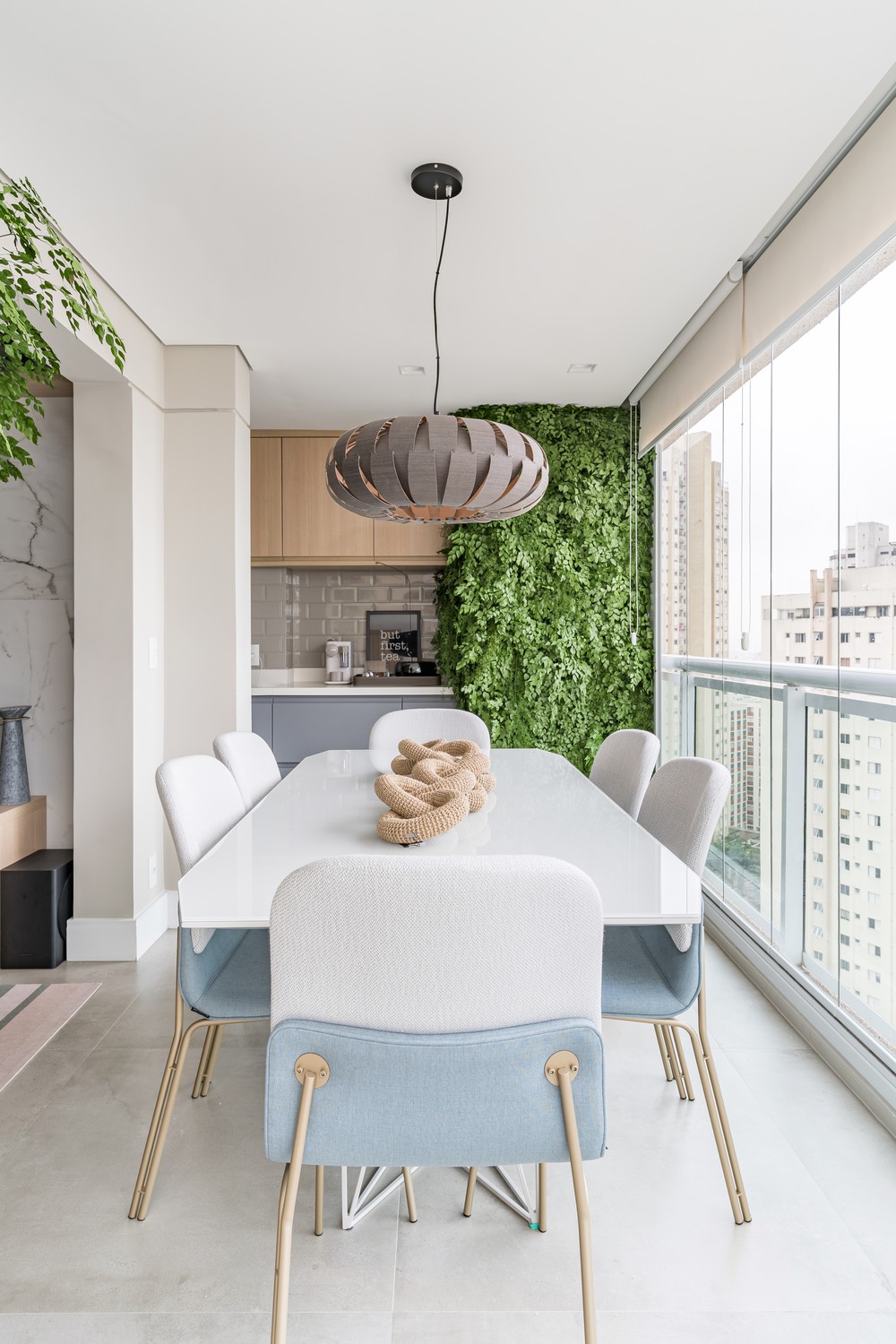 Apartamento de 60 m² com marcenaria sob medida e décor colorido