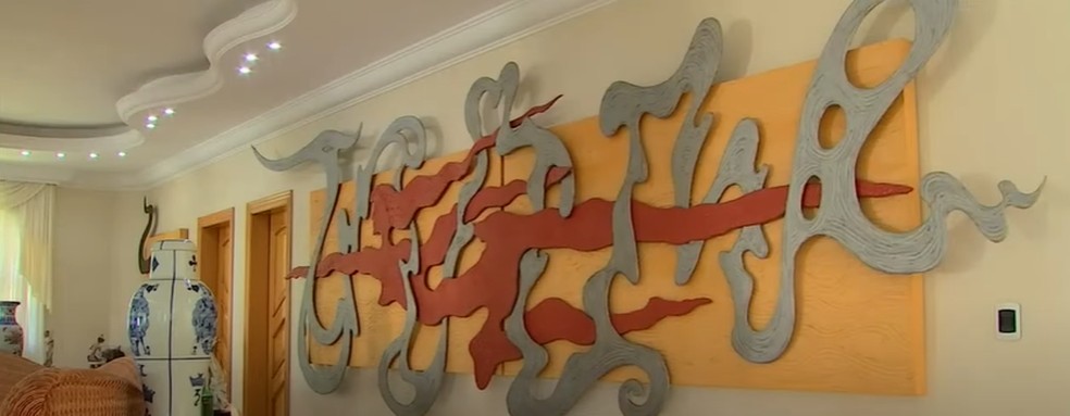Paredes da sala decoradas com arte — Foto: Reprodução/Youtube