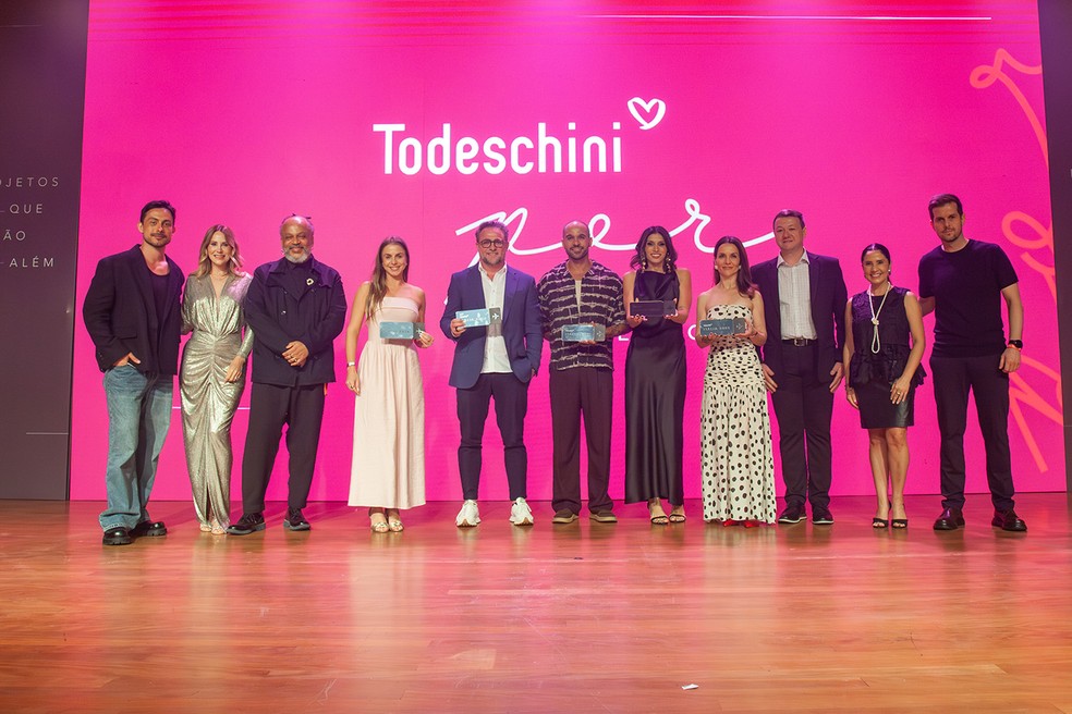 Os cinco finalistas e ganhadores da viagem ao lado do júri — Foto: Divulgação