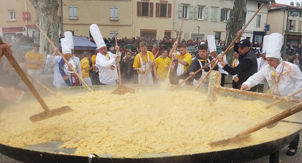Festival da Omelete Gigante lidera lista de 'experiências excêntricas' na Europa — Foto: Omelette Géante de Bessières/Divulgação