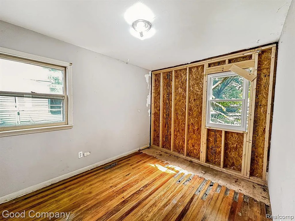 Os pisos de madeira de toda a residência estão desgastados  — Foto: Divulgação/Zillow