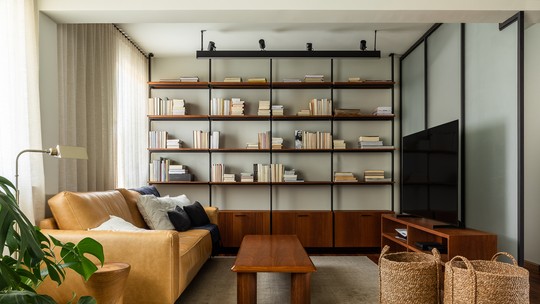 Apartamento para amante da leitura tem vibe urbana e moderna