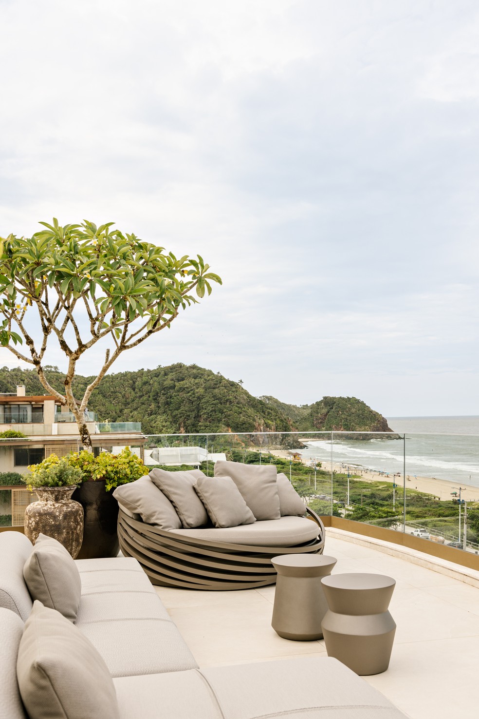 Dúplex de 890 m² exibe décor elegante e área gourmet com vista para o mar