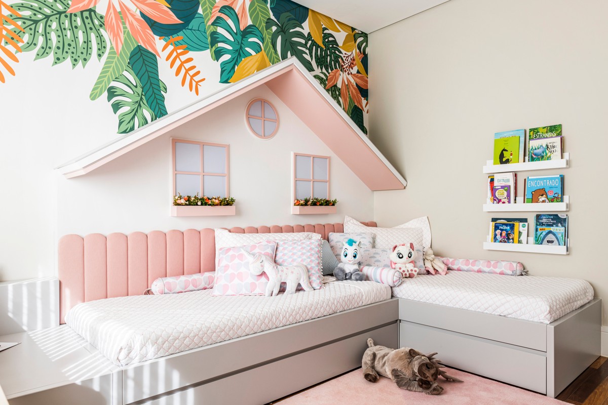 Décor do dia: quarto infantil com 'casinha' na parede e tons de rosa
