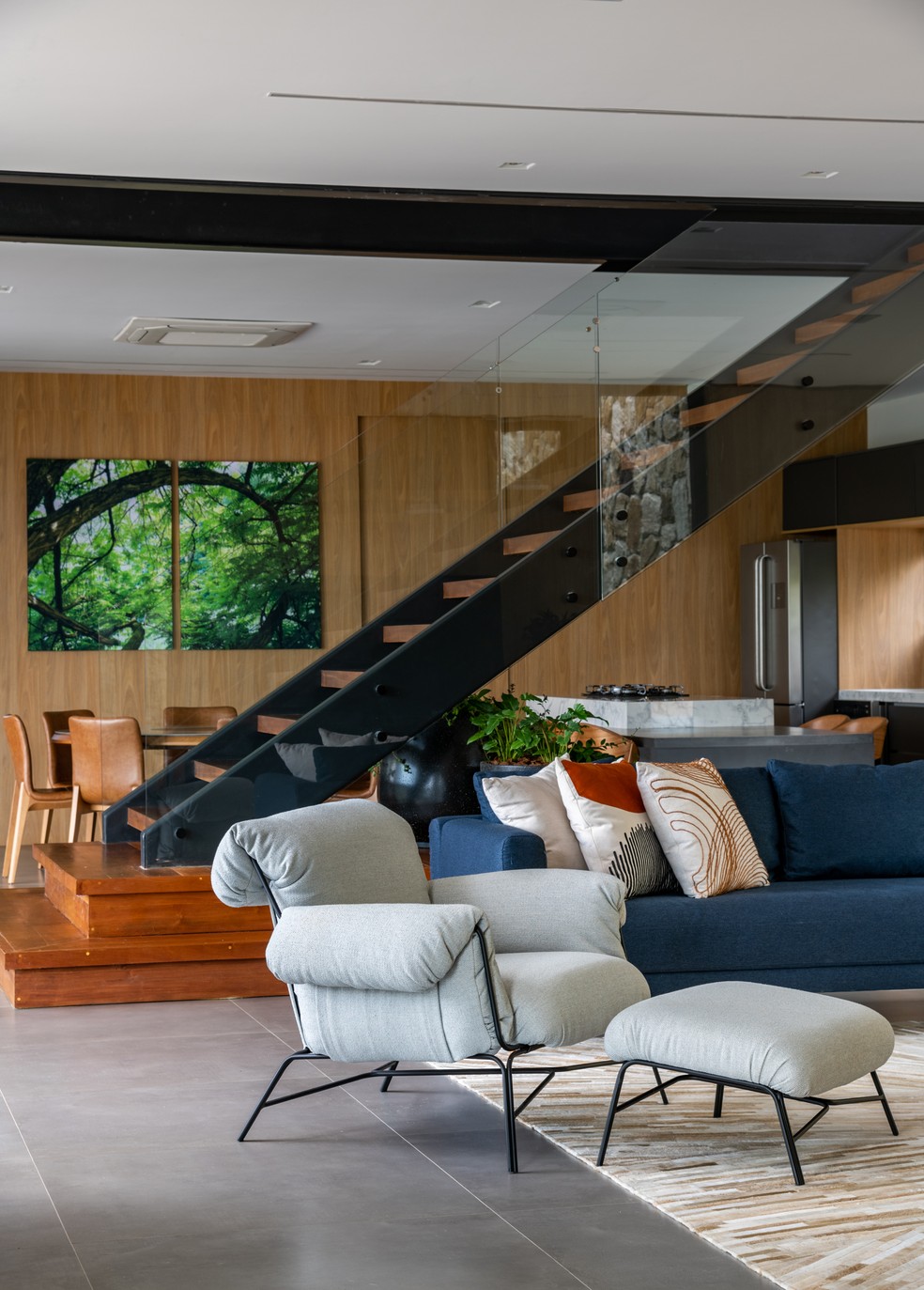 Grandes aberturas e brises de freijó garantem o clima aconchegante desta  casa de 1.680 m² - Casa Vogue