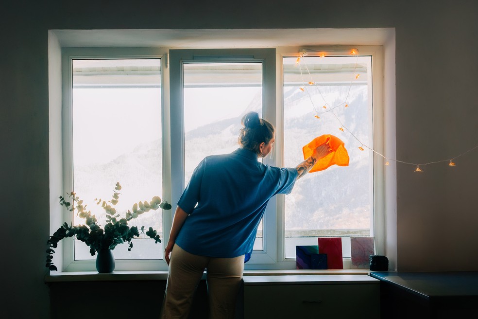 Mesmo utilizando o papel filme, as janelas devem ser limpas periodicamente — Foto: Getty Images
