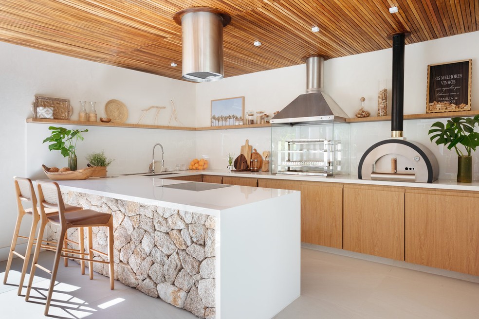 Área gourmet projetada pelo escritório Amanda Miranda Arquitetura — Foto: Juliano Colodeti/MCA Estúdio