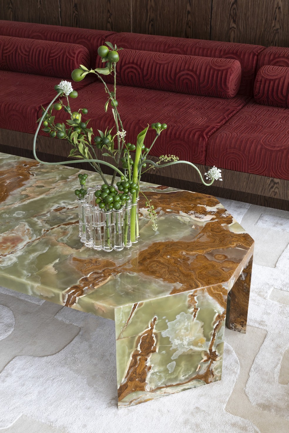 Sofá executado pela Paschoal Ambrosio, com veludo Safira Sedas, tapete desenvolvido pela By Kamy, mesa de centro de ônix, todos desenhos do escritório, vaso da Tania Bulhões e flores da Mumushi — Foto: Ruy Teixeira