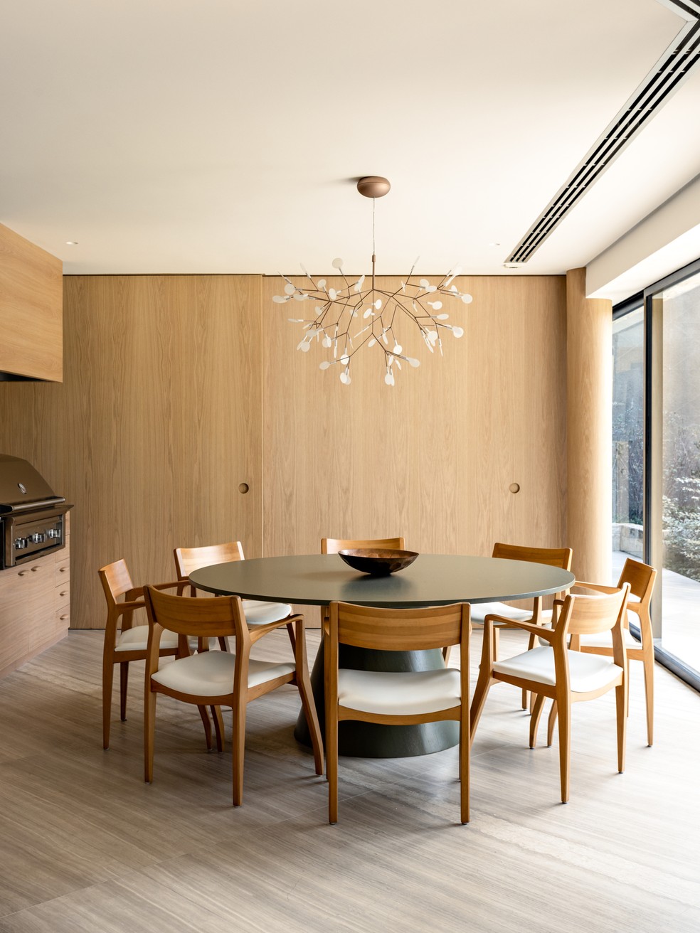 Cores neutras e mobiliário contemporâneo se encontram nesta casa de 884 m² em São Paulo — Foto: Fran Parente
