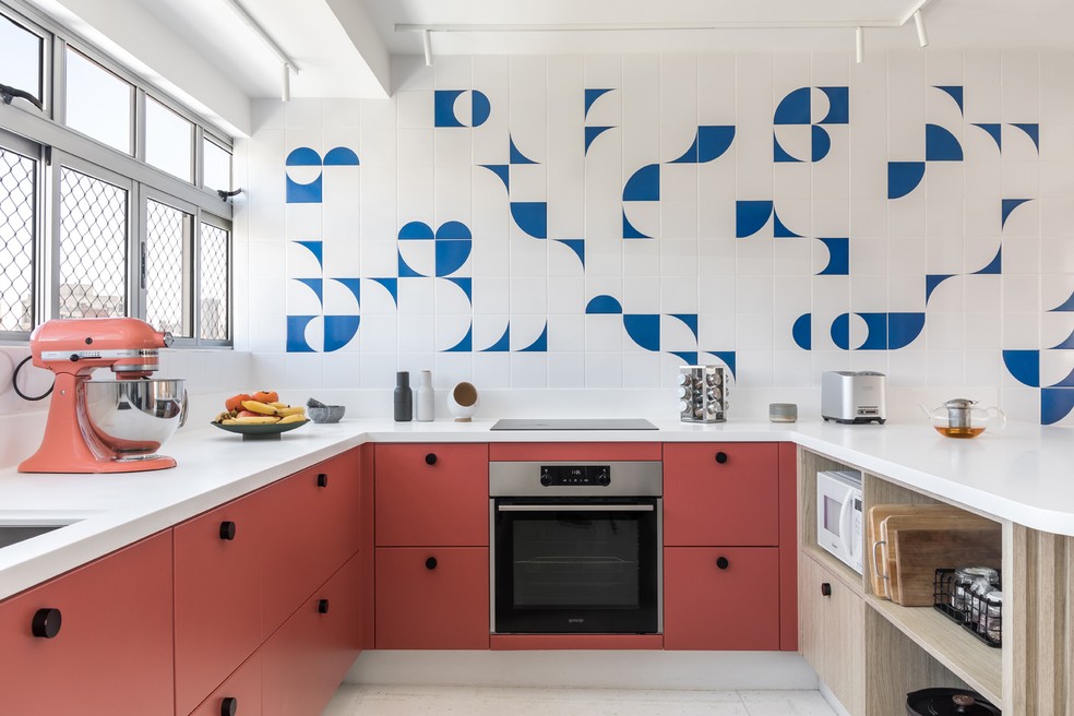 Assinada pelo arquiteto Arthur Brizola, do escritório küster+brizola, cozinha possui marcenaria colorida e painel de azulejos em branco e azul — Foto: Eduardo Macarios