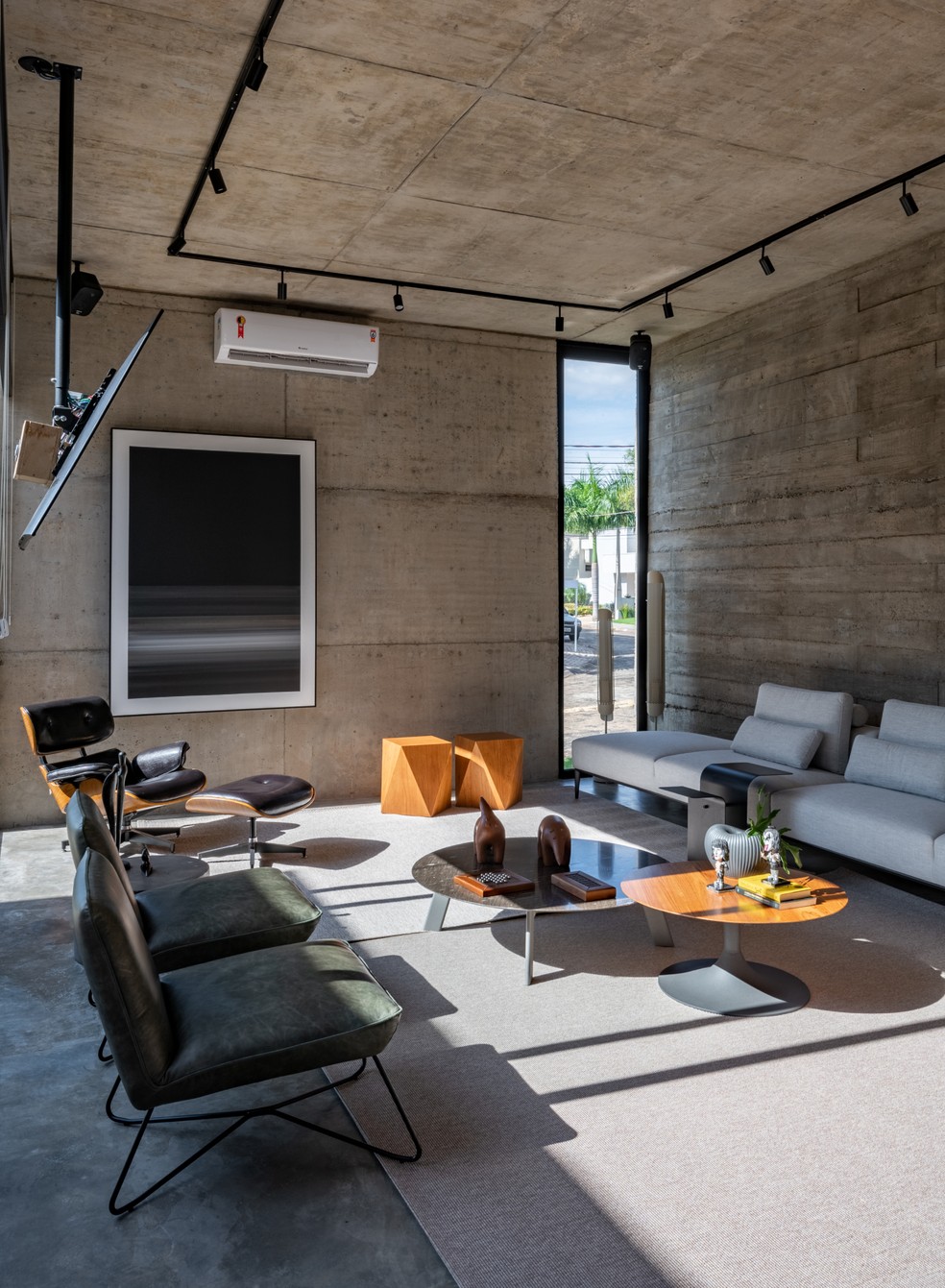 Com estilo industrial, sala de estar foi pensada para receber luz natural da área externa — Foto: Fávaro Junior