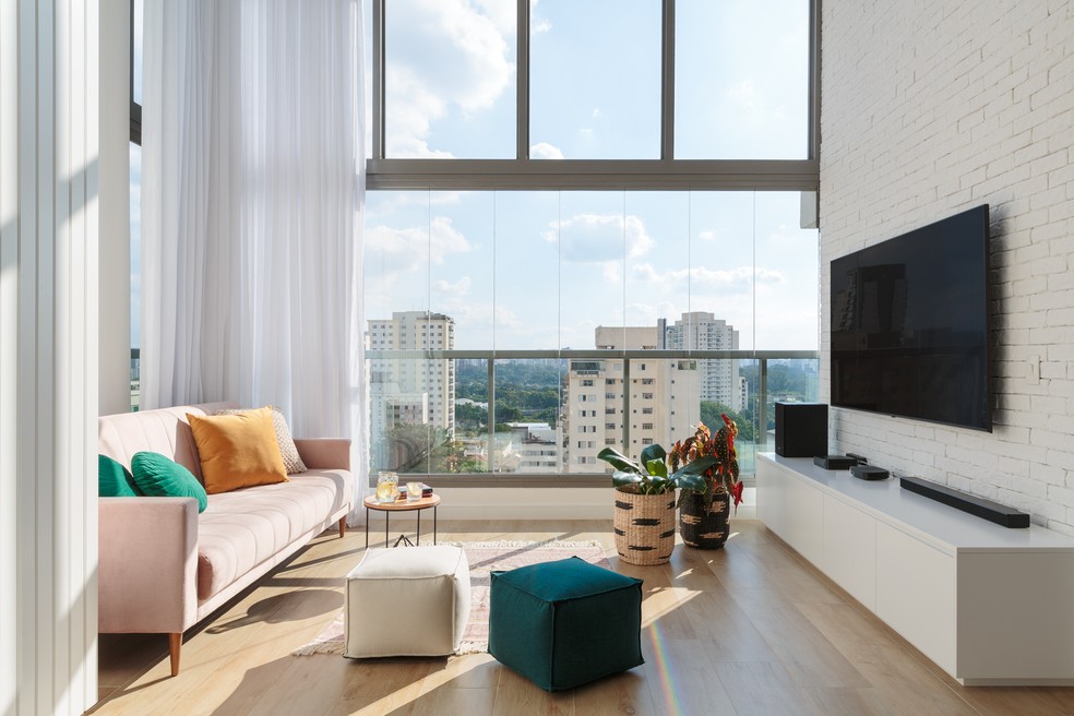 Apartamento de 105 m² com pé direito duplo, cores claras e muita madeira — Foto: Felco