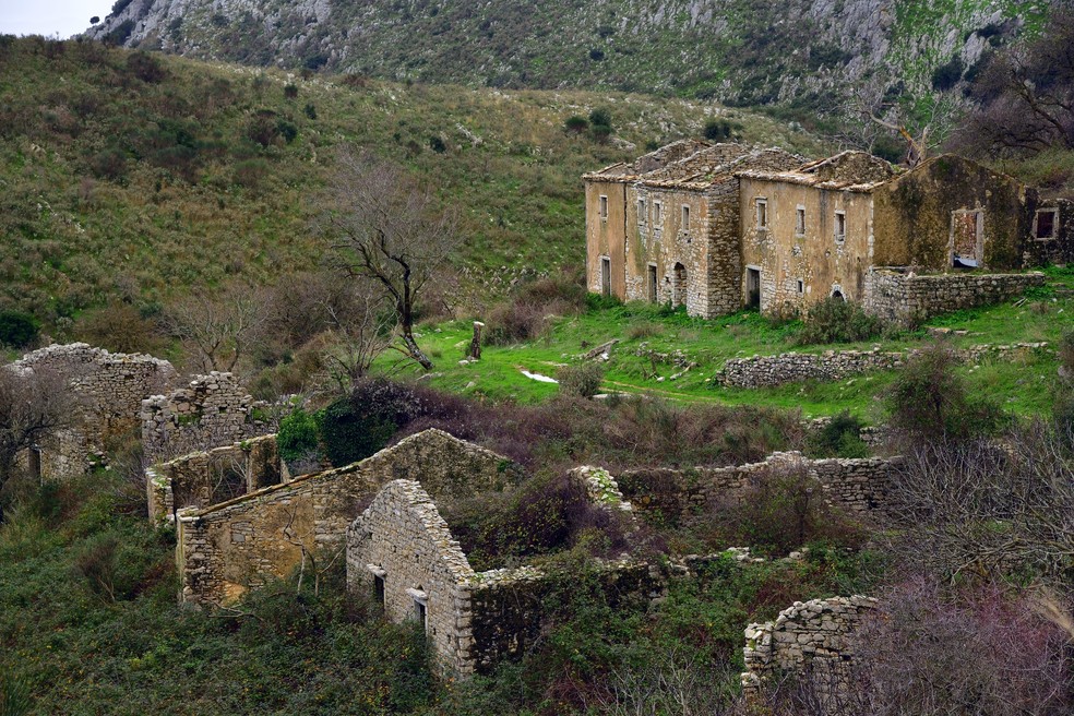 Old Sinies, na Grécia, tem ruínas de casas de pedra cercadas por vegetação e três templos — Foto: Flick @sarah_c_murray