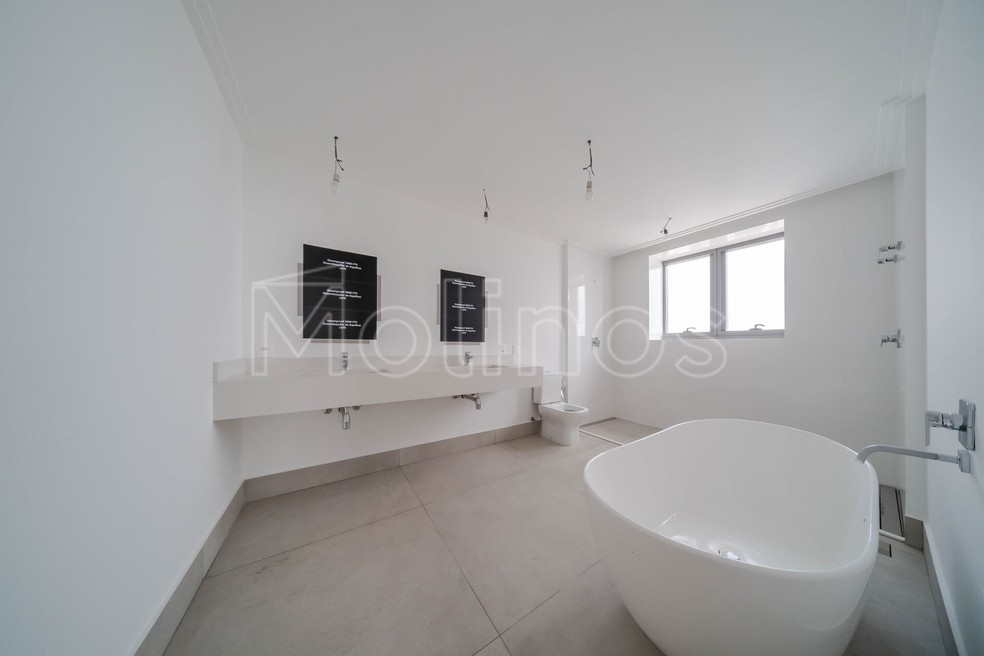 Banheira de imersão, chuveiro e pias duplos no banheiro da suíte master — Foto: Divulgação