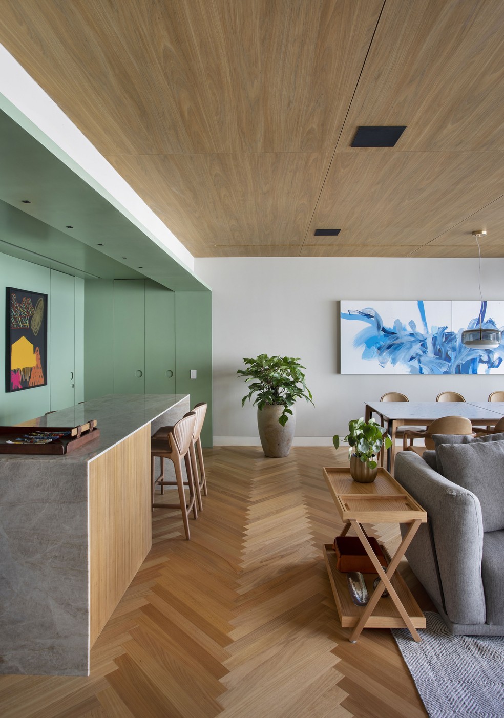 Décor do dia: área social com pórtico em marcenaria verde clara