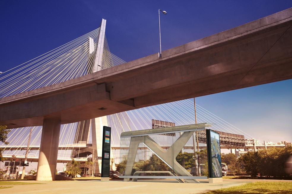 O designer brasileiro Guto Indio da Costa, responsável pelo projeto dos abrigos de ônibus de concreto em São Paulo, recebeu o prêmio da categoria Public Design na iF Design Award pela criação — Foto: Divulgação