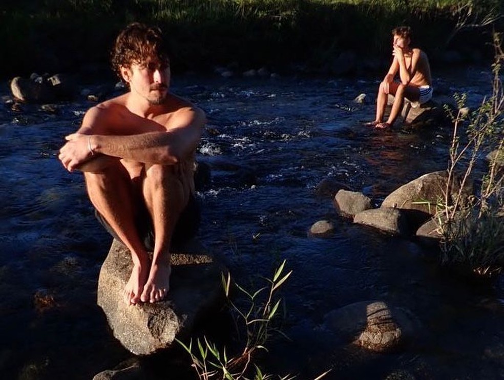 Cícero (à frente) e Jesuíta relaxam nas pedras do rio — Foto: Reprodução/Instagram @ciceroscope