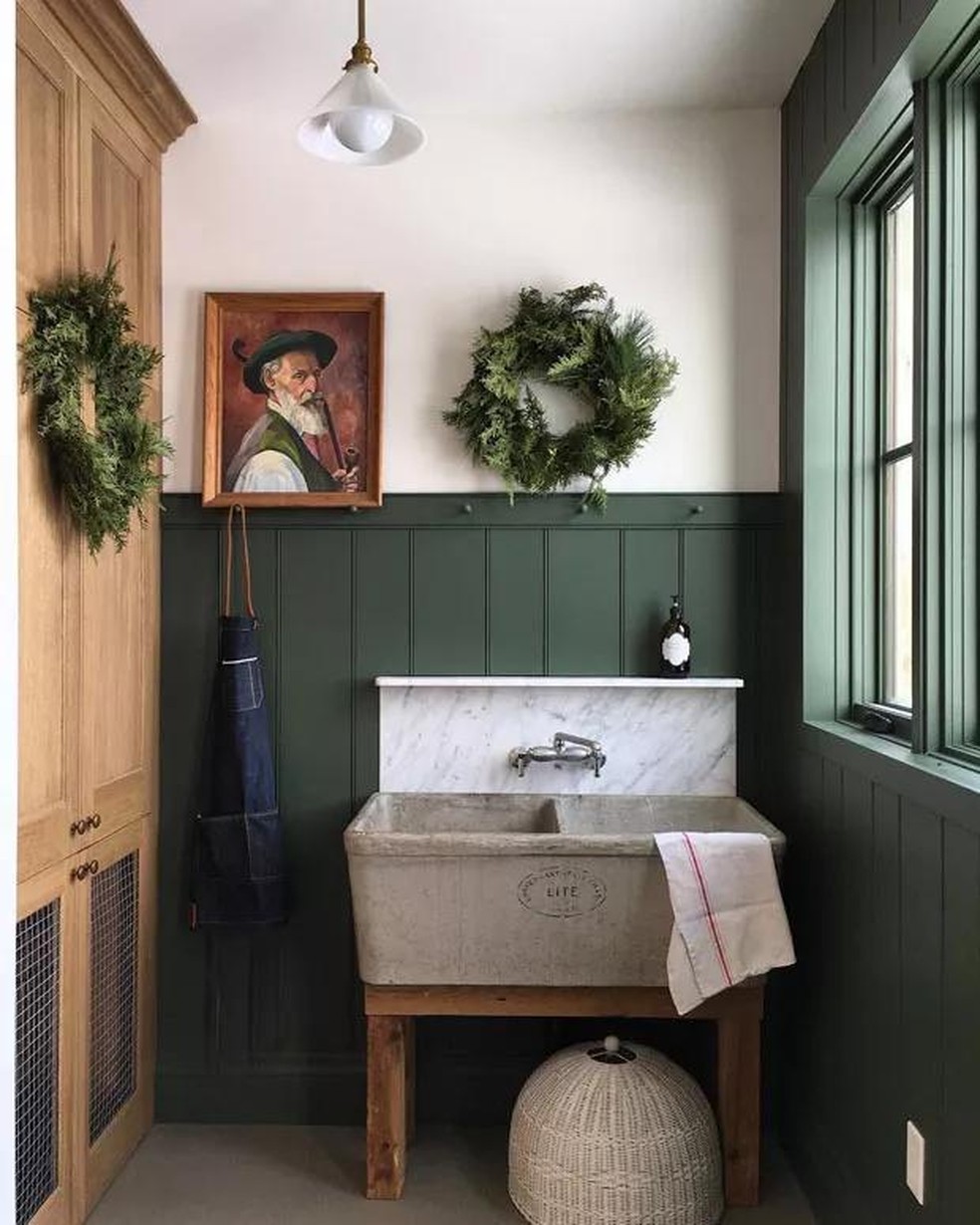 Décor do dia: lavandeira com tons de verde (Foto: Building Walnut Farm / Divulgação) — Foto: Casa Vogue