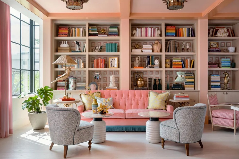 Espaço do The Goodtime Hotel, em Miami, conta com sofá cor-de-rosa — Foto: Divulgação