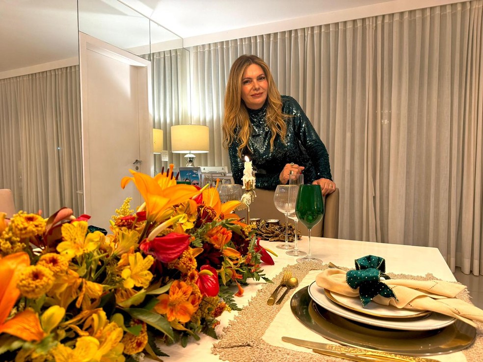 Atriz Mirian Martins abre a casa para mostrar decoração natalina — Foto: Divulgação