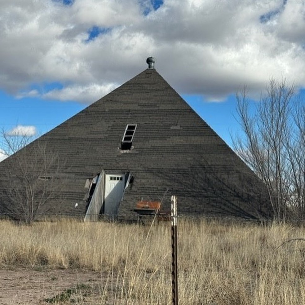 Fachada da casa em forma de pirâmide — Foto: Reprodução/Instagram @zillowgonewild