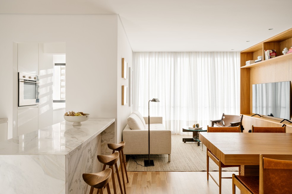 Apartamento de 94 m² com décor atemporal e marcenaria sob medida assinado pelo arquiteto Leandro Garcia — Foto: Fran Parente