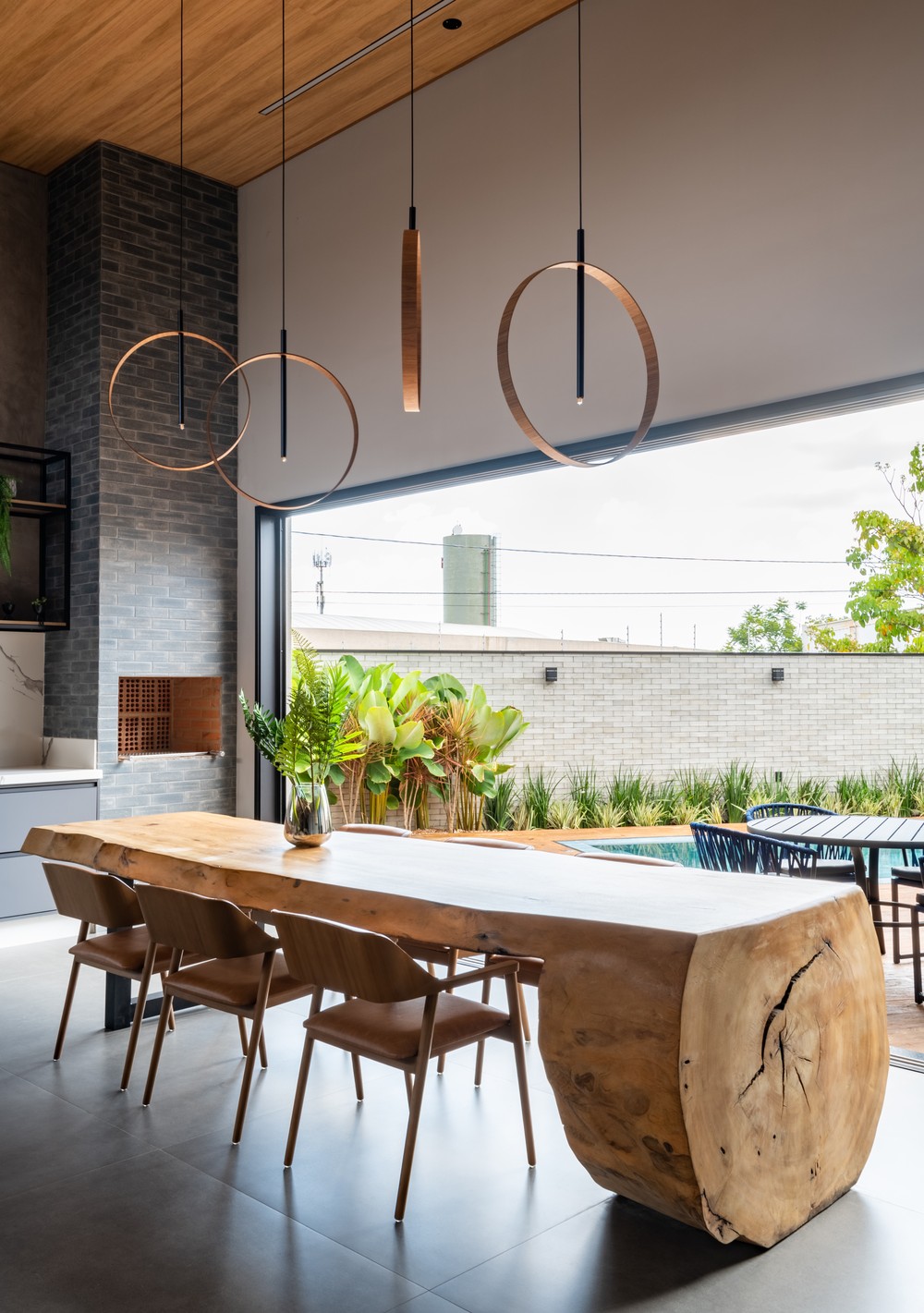 Décor do dia: área gourmet e cozinhas integradas com ilha e mesa rústica