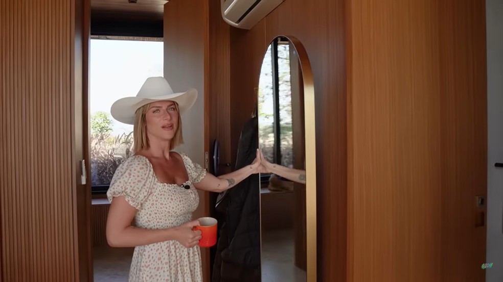 Giovanna Ewbank faz tou pela casa do rancho — Foto: Reprodução/Youtube