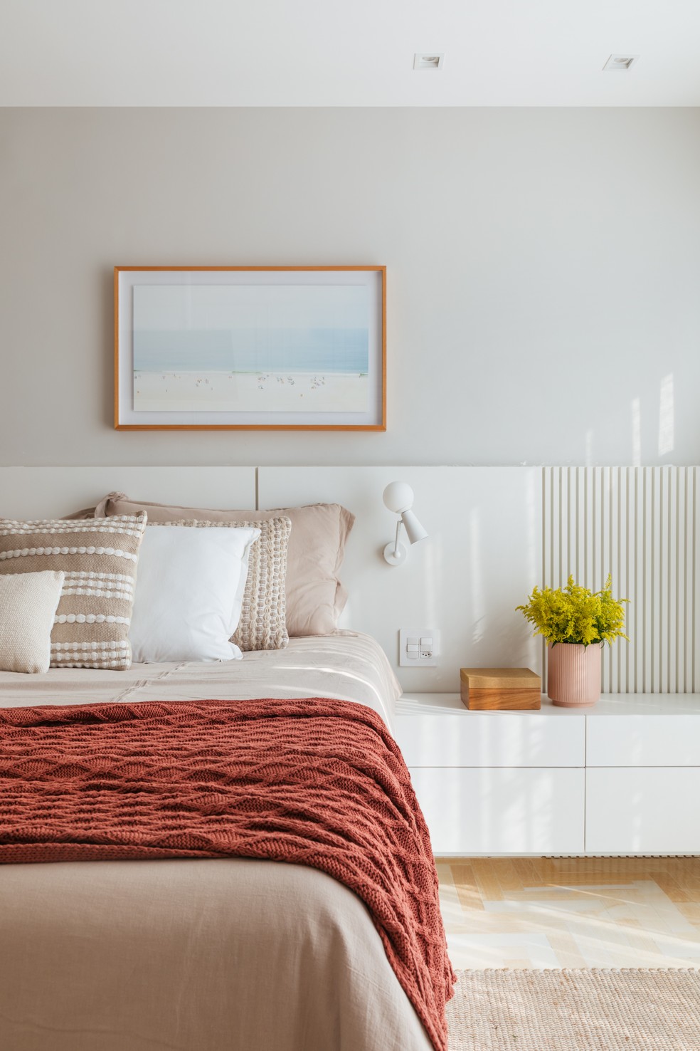 A disposição dos móveis e a estrutura da sua casa podem influenciar na sua sensação de segurança. Quarto projetado pela arquiteta Gabriela Ikeda — Foto: Luiza Schreier