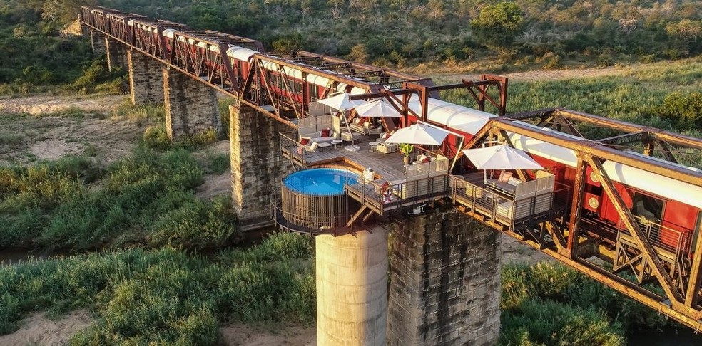Trem em ponte na África do Sul vira hotel com piscina e suítes de