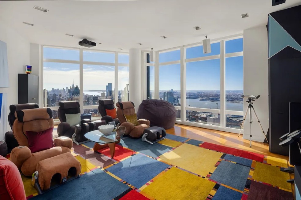 Sala multimídia de cobertura no 80º andar de edifício nos EUA — Foto: Evan Joseph/Sotheby's International Realty