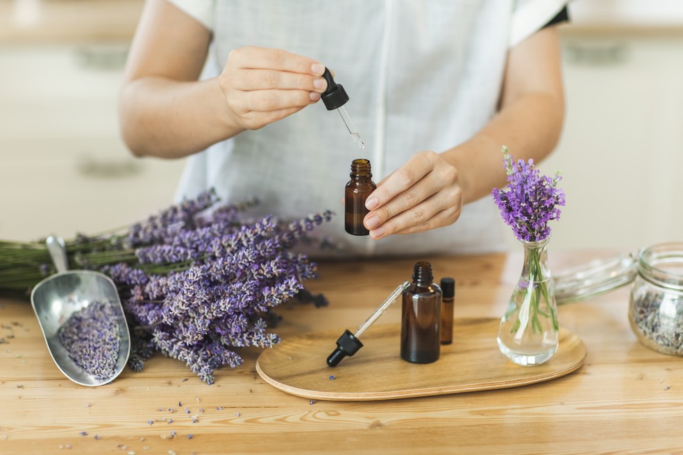 Alguns &oacute;leos essencais s&atilde;o capazes de desacelerar a mente, como o &oacute;leo de lavanda e capim-lim&atilde;o &mdash; Foto: Anastasiia Krivenok/GettyImages