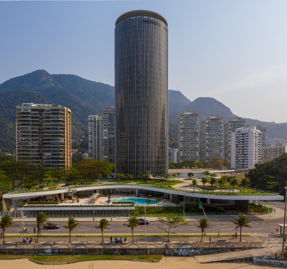 O hotel, que está próximo ao Morro Dois Irmãos, foi projetado por Oscar Niemeyer e tem jardins que foram desenhados pelo artista plástico, pintor e paisagista, Roberto Burle Marx — Foto: Divulgação
