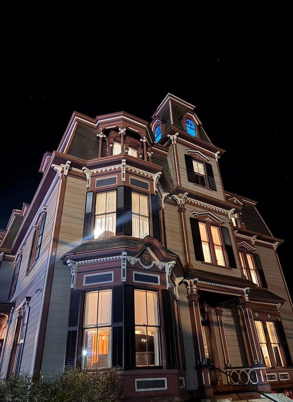 Famosa mansão mal-assombrada dos EUA é vendida por R$ 5,4 milhões — Foto: Divulgação/Sk Pierce Haunted Victorian Mansion