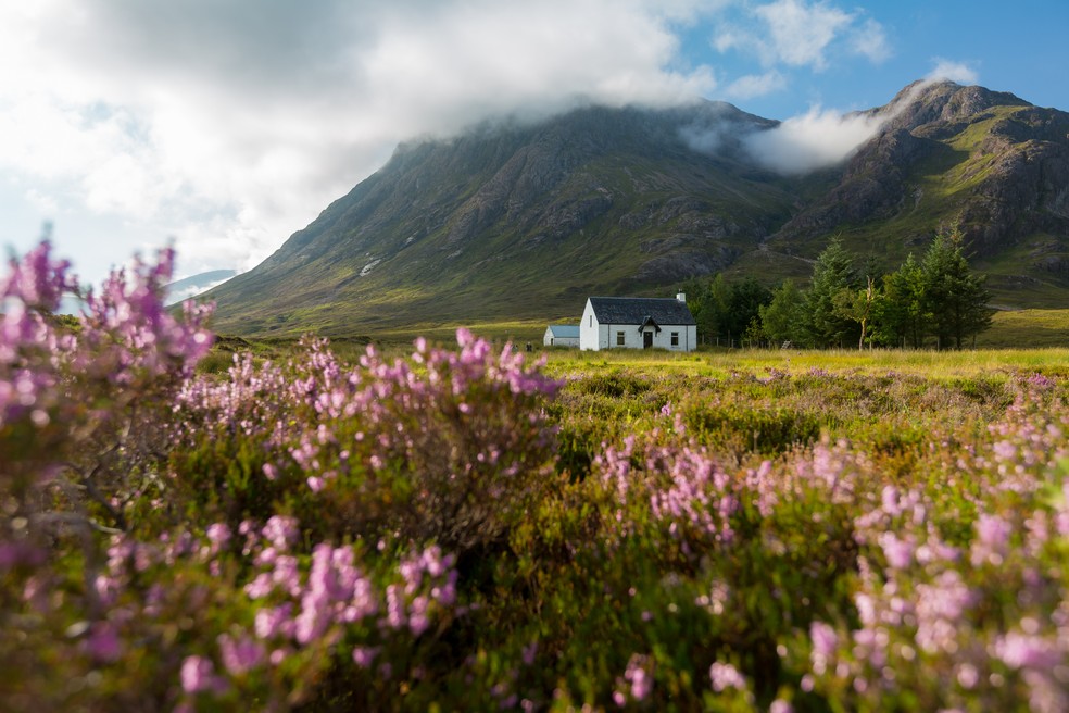 As Terras Altas da Escócia são, como seria de esperar, um cenário deslumbrante para casas isoladas como esta em Glencoe — Foto: w-ings/GettyImages