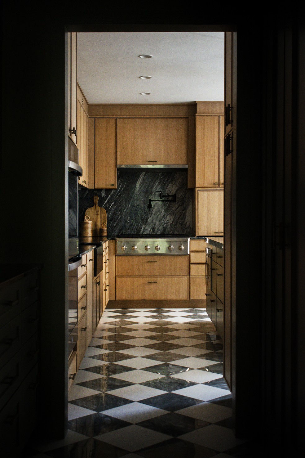 O piso quadriculado evoca uma atmosfera vintage na cozinha — Foto: Benedetto Rebecca