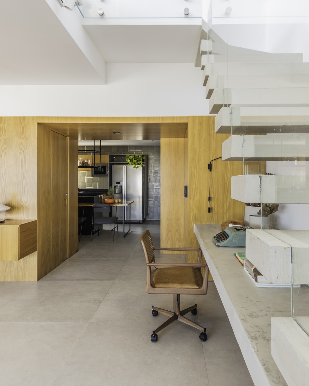 Esse vão de passagem entre cozinha e living foi ampliado durante a reforma — Foto: Guilherme Pucci