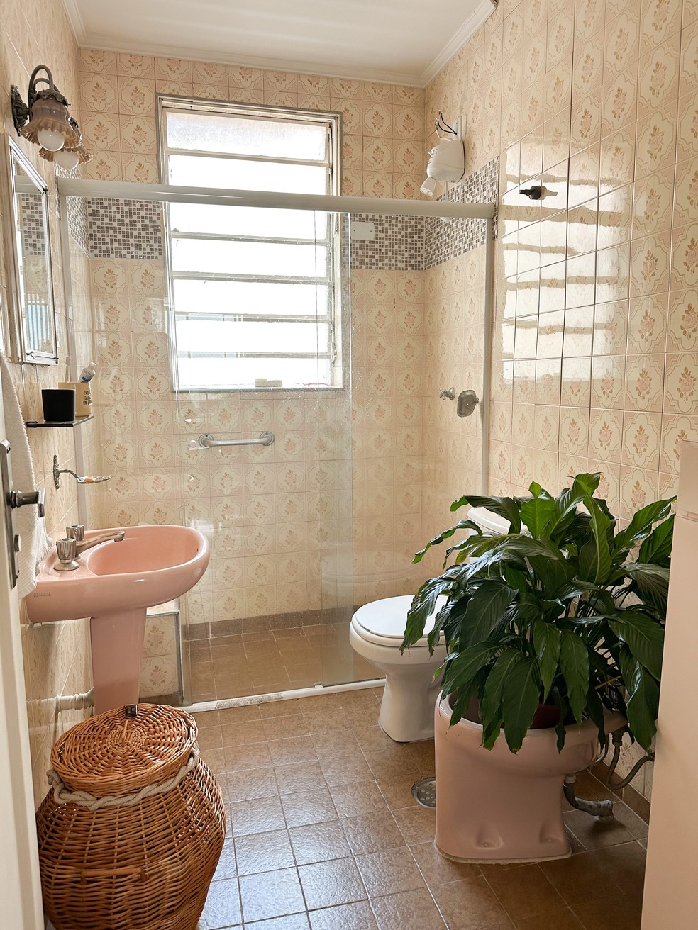 O banheiro do apartamento também conta com azulejos florais  — Foto: Monique Forner 